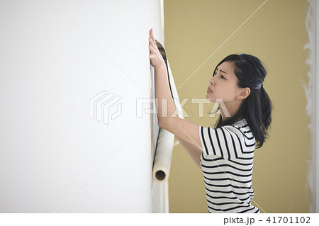 壁紙交換・女性 41701102