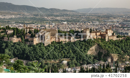 The Alhambra against the city 41702258