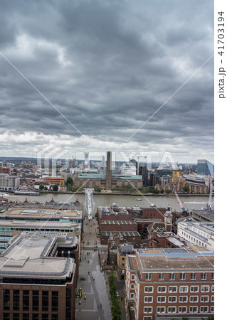 セント・ポール大聖堂から見たミレニアムブリッジ セント・ポール大聖堂から見たミレニアムブリッジ 41703194