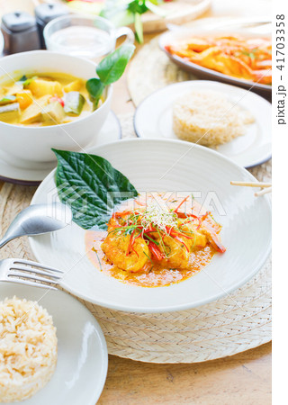 Shrimp red curry paste coconut milk kaffir lime 41703358