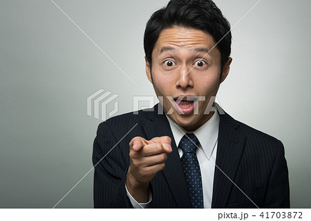 指を差す若いビジネスマン　日本人男性 41703872
