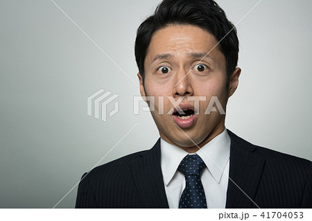 驚く若いビジネスマン 日本人男性 驚く若いビジネスマン 日本人男性 41704053