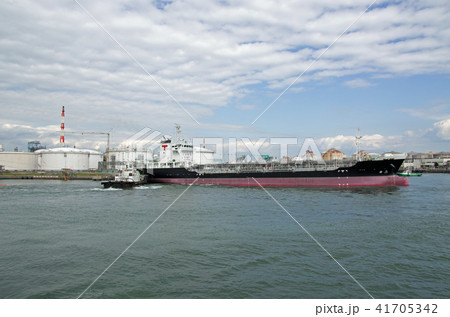 桟橋にタグボートで接岸するタンカー 41705342