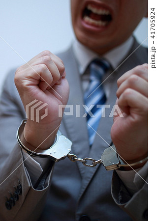 逮捕 失敗 犯人 犯罪者 顔なし スーツ ビジネス 仕事 手錠 残念 コピースペース 男性 人物 の写真素材
