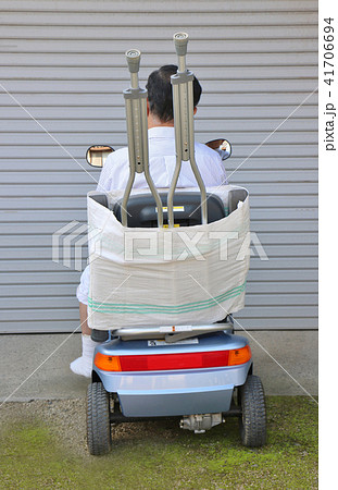 シルバー 男性 セニアカー 松葉杖 後ろ向き シルバー 男性 セニアカー 松葉杖 後ろ向き 41706694