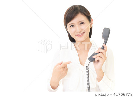 受話器を持つ女性 受話器を持つ女性 41706778