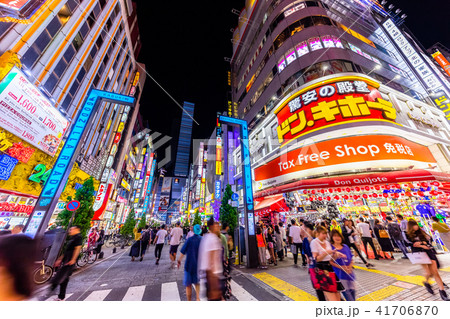 東京　新宿　歌舞伎町　中央通り 41706870