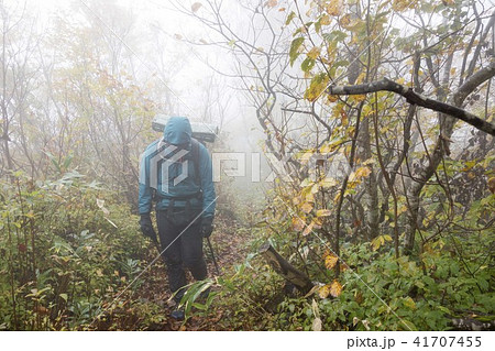 濃霧をさまよう登山者 41707455