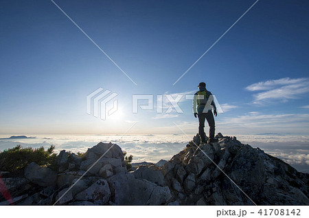 山頂に立つ登山者 山頂に立つ登山者 41708142