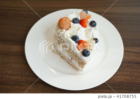 ストロベリー 苺 イチゴ いちご とブルーベリーのデコレーションケーキの写真素材