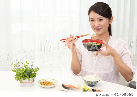 食事を楽しむ女性 41709069