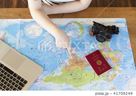 海外旅行の計画をする若い女性 41709249