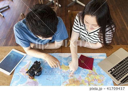 海外旅行の計画をする若いカップル 41709437