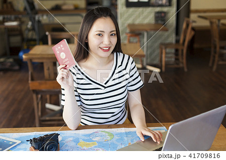 海外旅行の計画をする若い女性 海外旅行の計画をする若い女性 41709816