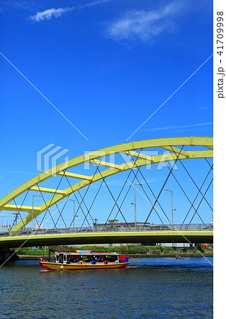 名古屋市中川運河とクルーズ船 41709998