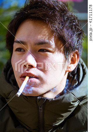 男性　日本人　喫煙者 41711178