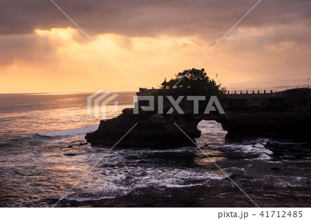 バリ島　タナロットの夕焼け 41712485