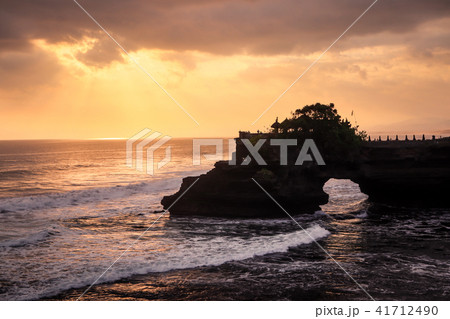 バリ島　タナロットの夕焼け 41712490