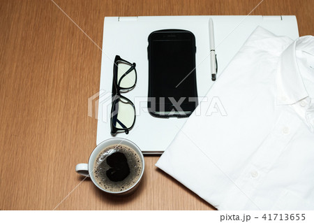 テーブルに置いたパソコン コーヒー スマホ シャツ テーブルに置いたパソコン コーヒー スマホ シャツ 41713655