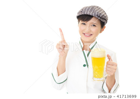 指示する笑顔のウェイトレス 指示する笑顔のウェイトレス 41713699