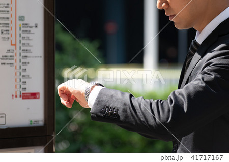 バスを待つビジネスマン 41717167