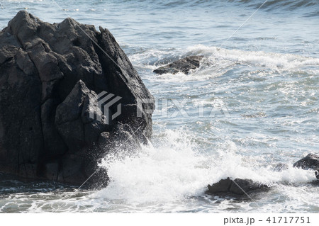 岩に当たって砕ける波 41717751