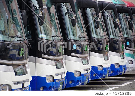 車庫に並ぶJRバス　旅行イメージ　観光バス 41718889