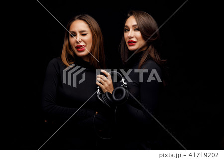 Beautiful girls twins-dj 41719202