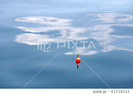 浮き 釣り 海の写真素材