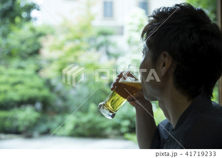 縁側でビールを飲む男性シルエット 41719233