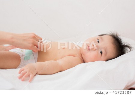 おむつを替えてもらう赤ちゃん 41723507
