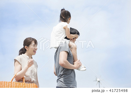 人物、娘、父親、家族、ファミリー、仲良し、男性、女の子、子供、パパ、お父さん、父、親子、ポートレート 41725498