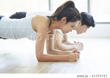スポーツ うつ伏せ 若い男 41725747