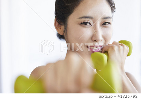 運動 ダンベル 若い女性 41725795