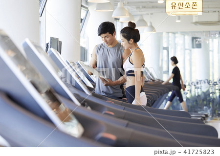 示す 見せる 若い男 41725823