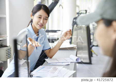 若い女性 受付 韓国人 41725872