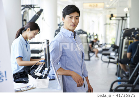 若い男 若い男性 受付 41725875