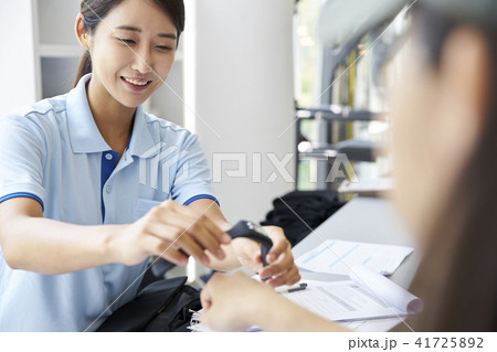 若い女性 受付 韓国人 41725892