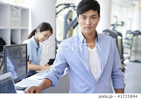 若い男 若い男性 受付 41725894