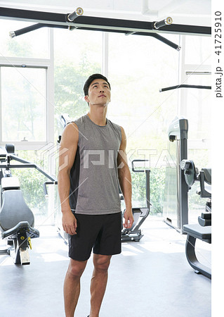 運動 上げ見る 見上げる 41725910