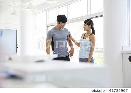 スポーツウェア 若い男 若い男性 41725967