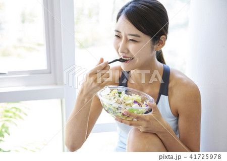 食べる サラダ 若い女性 41725978