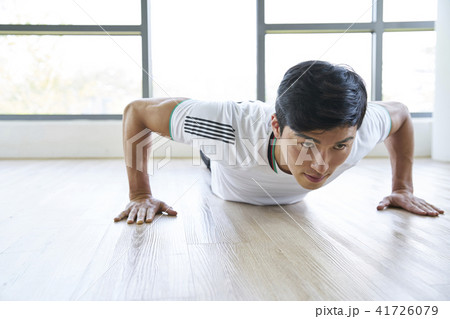 うつ伏せ スポーツウェア 若い男の写真素材