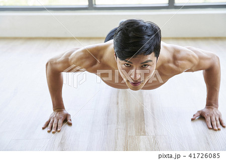筋肉 若い男 若い男性 41726085
