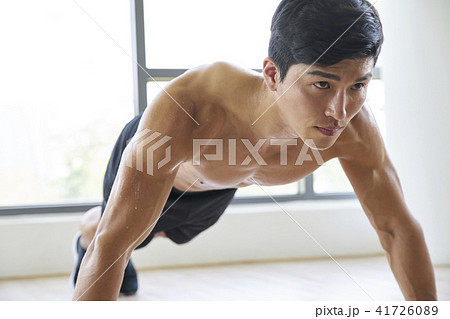 筋肉 男 男性の写真素材