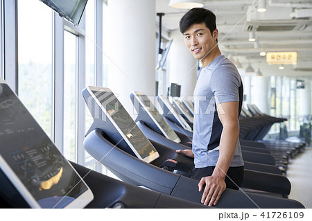 健康 ランニングマシン 若い男 41726109