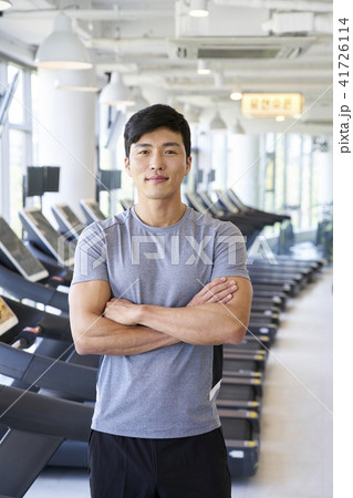 ランニングマシン 運動 若い男 41726114