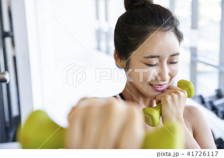 運動 ダンベル 若い女性 41726117