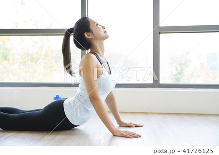 ストレッチ 女性 女 41726125