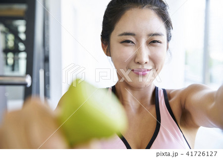 運動 ダンベル 若い女性 41726127